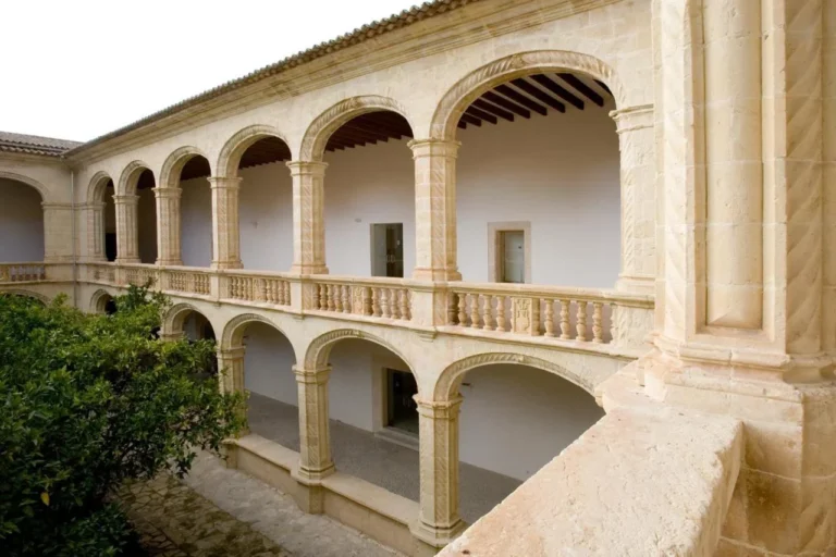 7-Claustro-Sant-Vicenc-Manacor.webp
